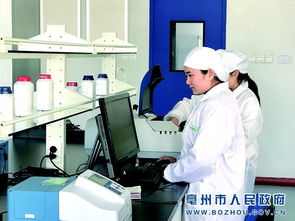 在安徽东方帝维生物制品股份的监测诊断中心,工作人员正在通过仪器进行检测。