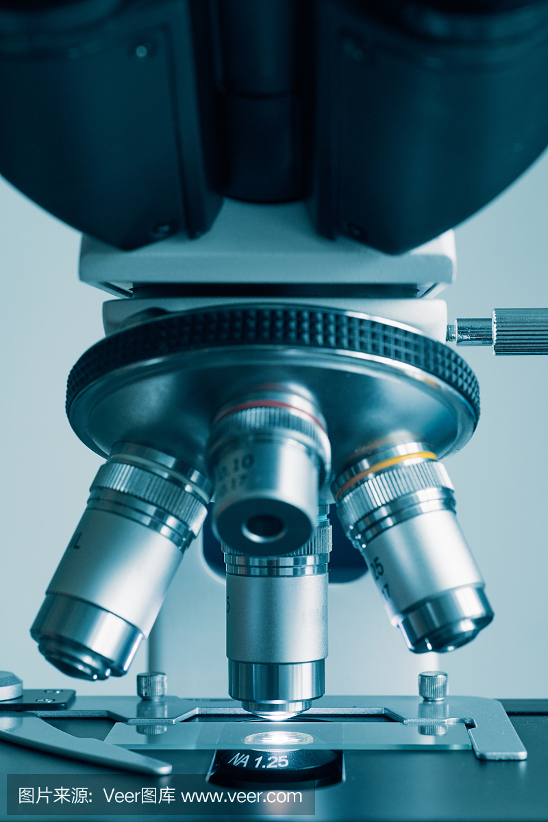 实验室里的现代金属透镜显微镜。