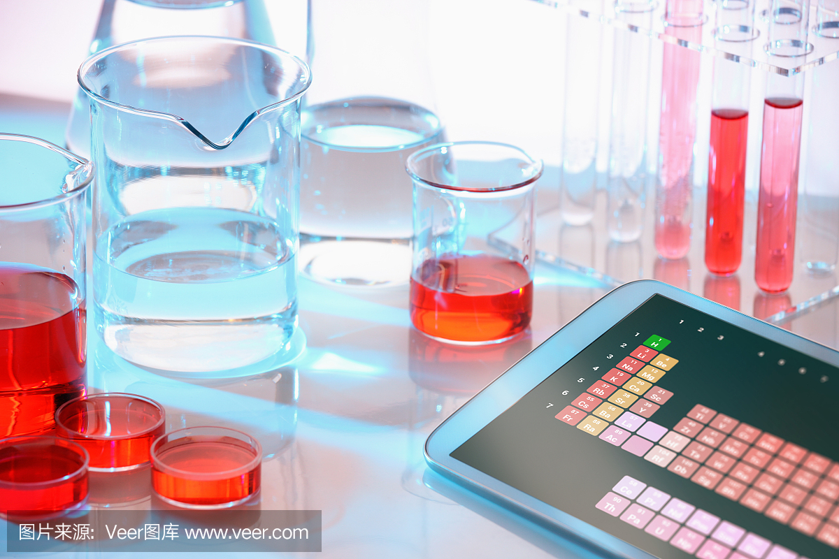现代科学实验室,玻璃化学设备,显示元素周期表的平板